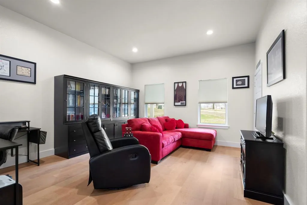 6520 Shoreline Drive