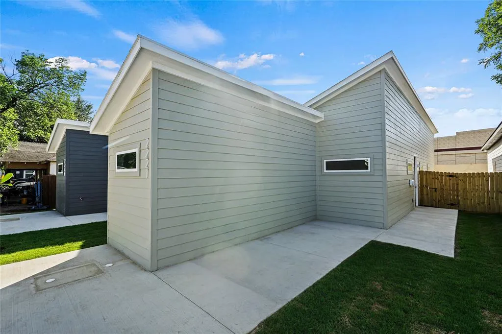 2221 Hooper Street