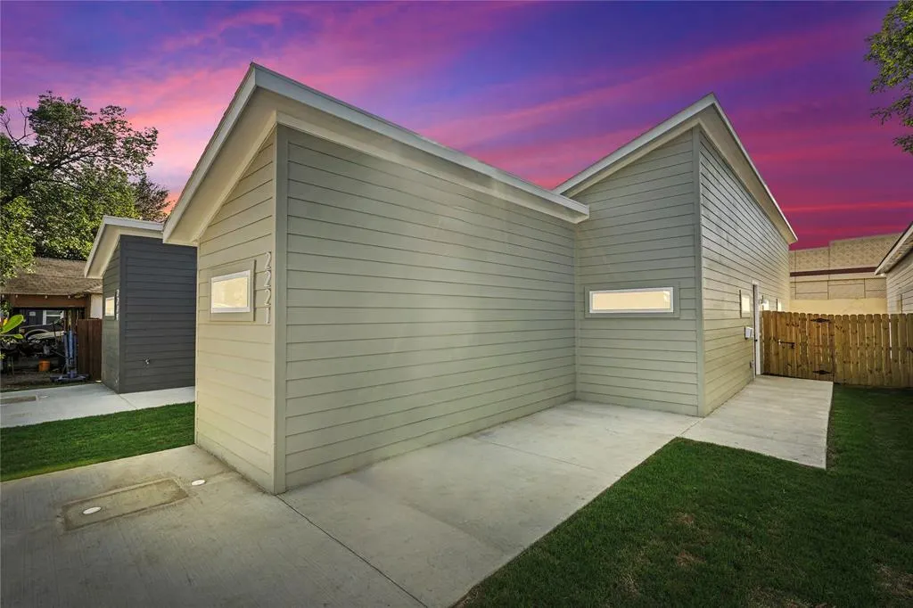 2221 Hooper Street
