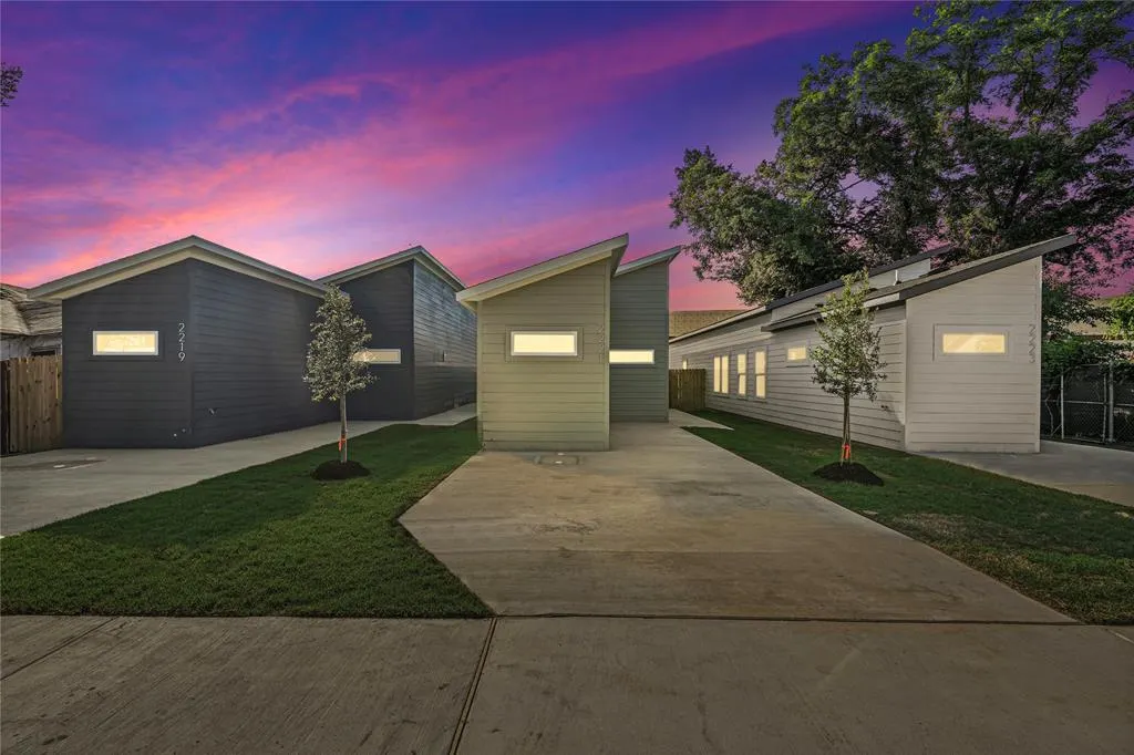 2221 Hooper Street
