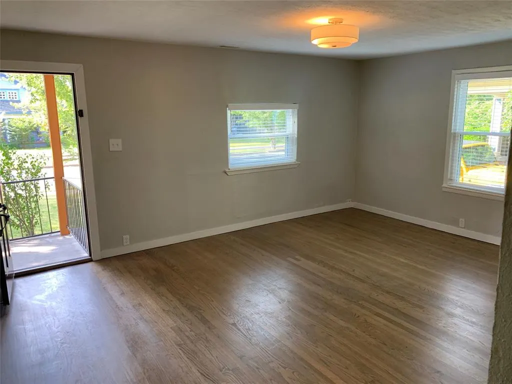 5309 East Side Avenue, #1
