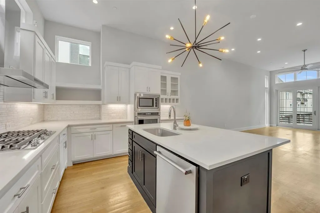 3200 Ross Avenue, #40