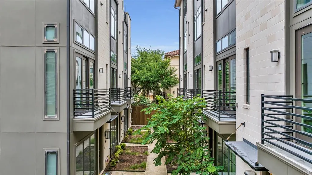 3200 Ross Avenue, #40