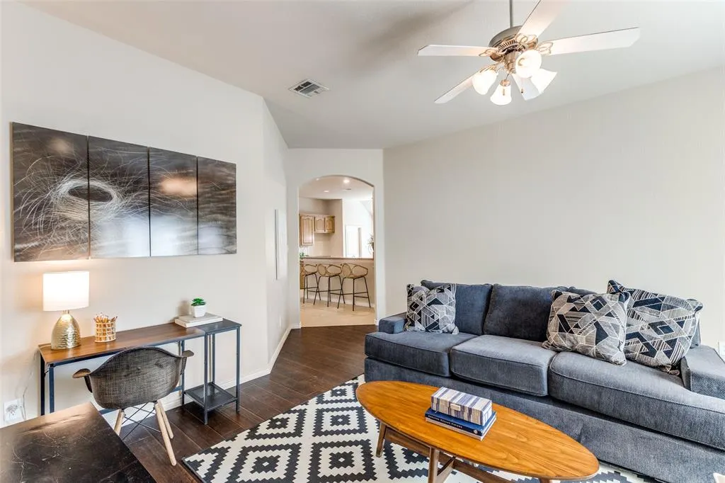 5929 Chisholm Trail