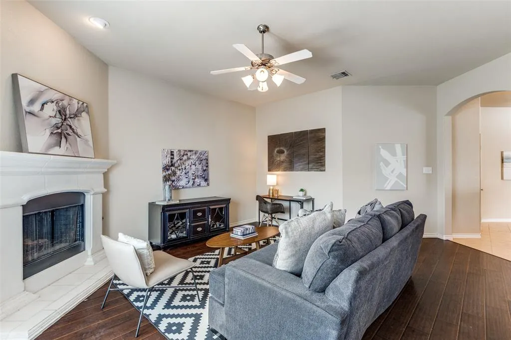 5929 Chisholm Trail