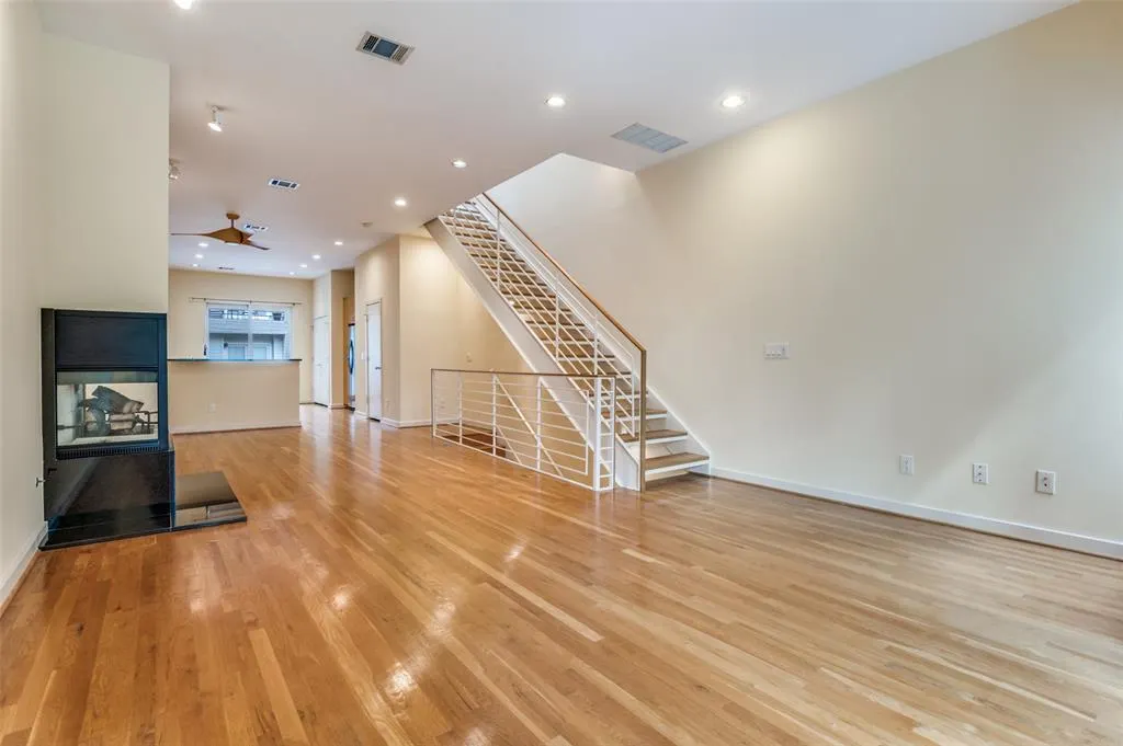 4100 Travis, #19