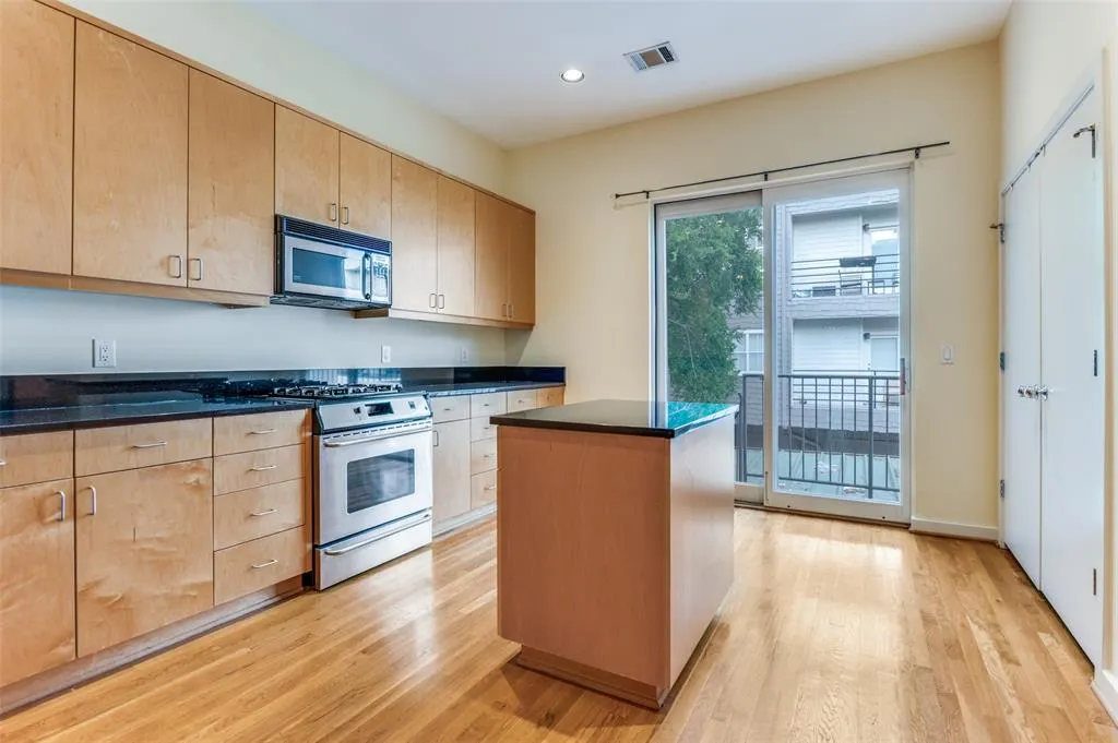 4100 Travis, #19