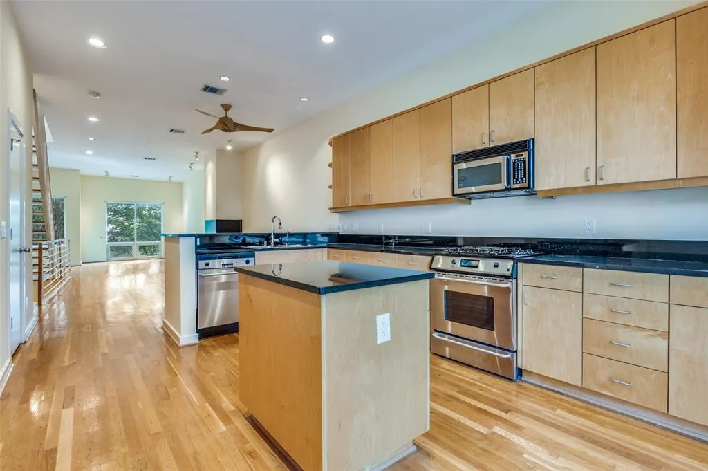 4100 Travis, #19