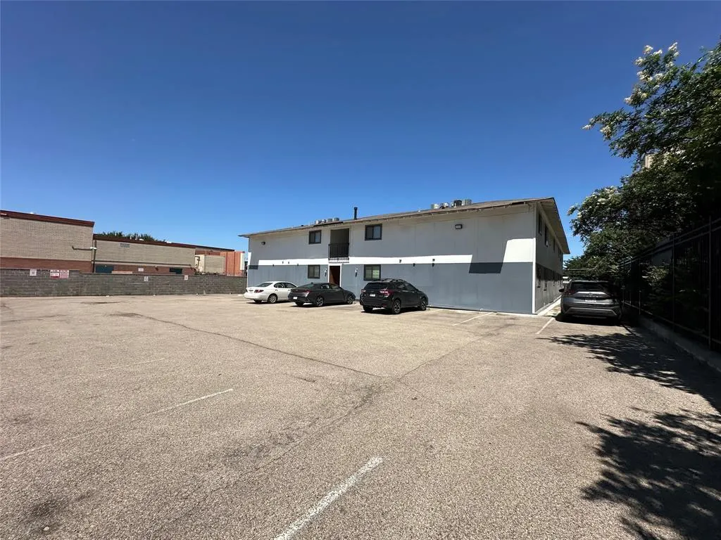 4526 Munger Avenue, #204