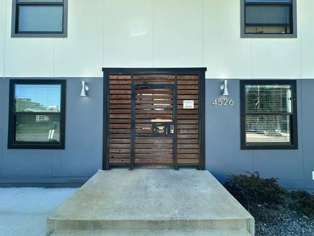 4526 Munger Avenue, #204
