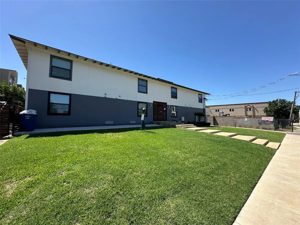 4526 Munger Avenue, #204