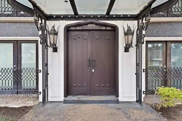 10203 Regal Oaks Drive, #101