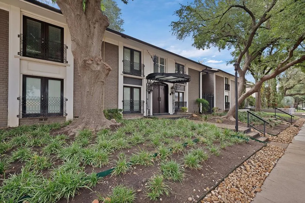 10203 Regal Oaks Drive, #101