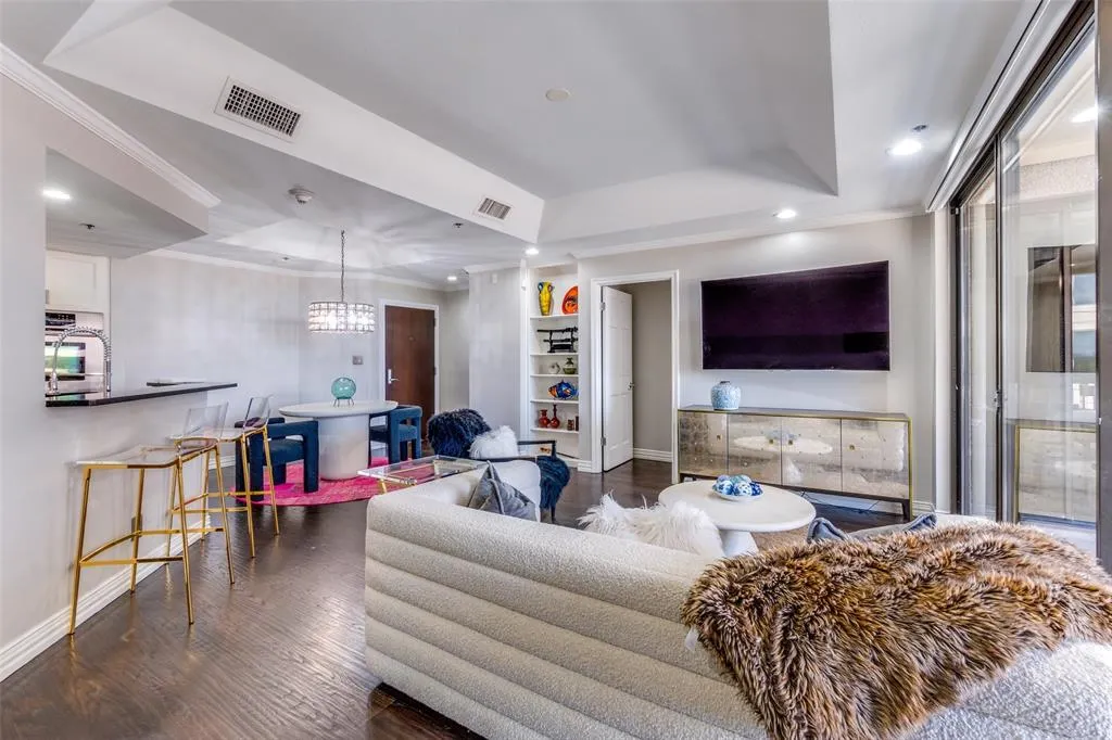 5909 Luther Lane, #900