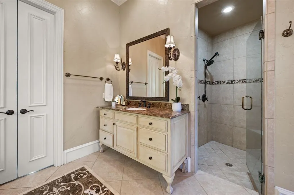 4562 Venetian Way