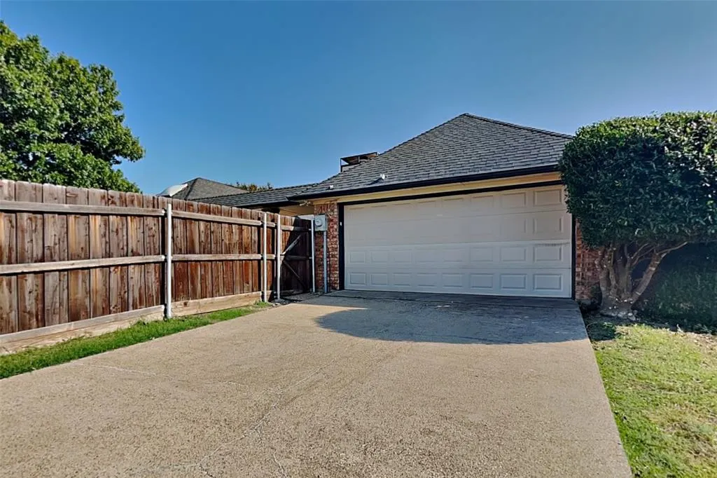 1521 Geneva Lane