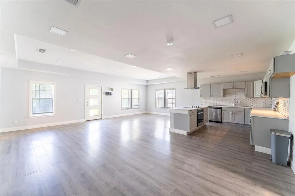 2835 Gladstone Drive