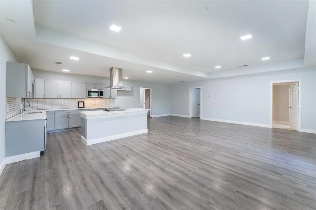 2835 Gladstone Drive
