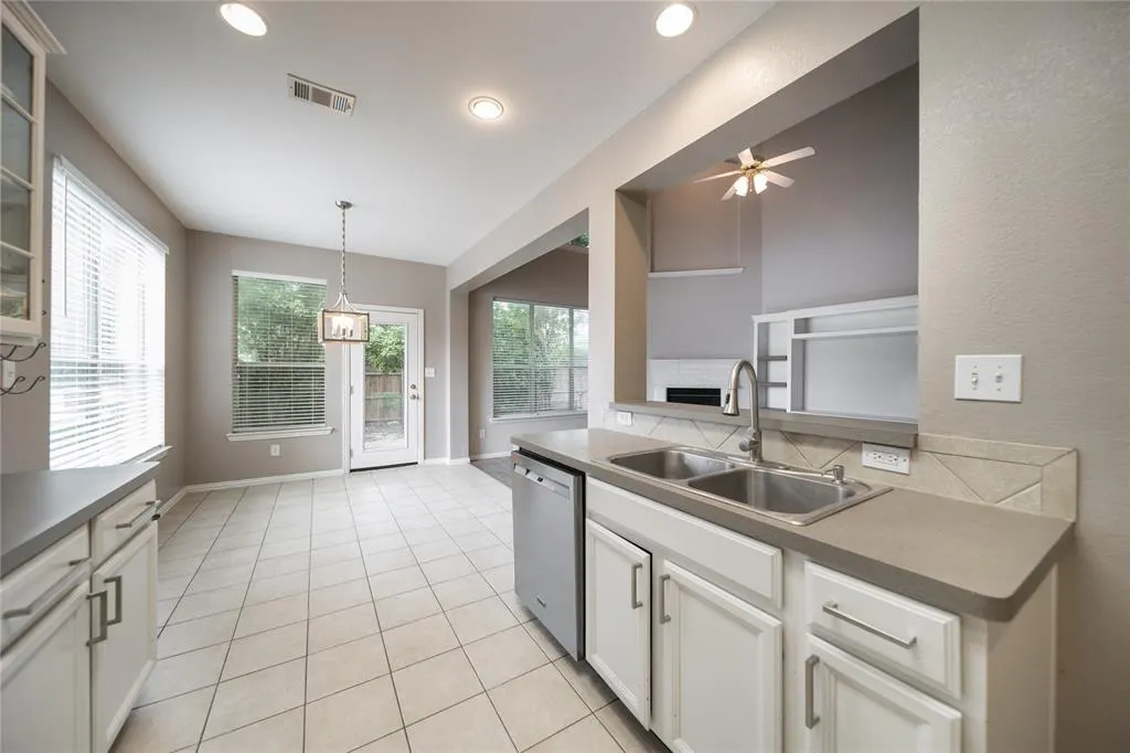 2312 Geneva Lane