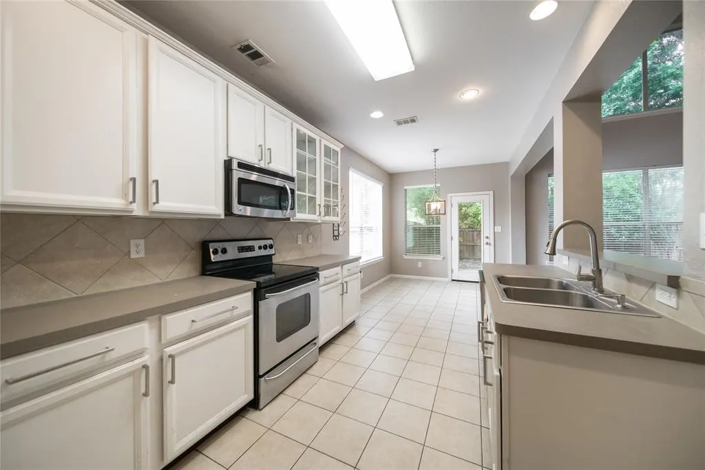2312 Geneva Lane