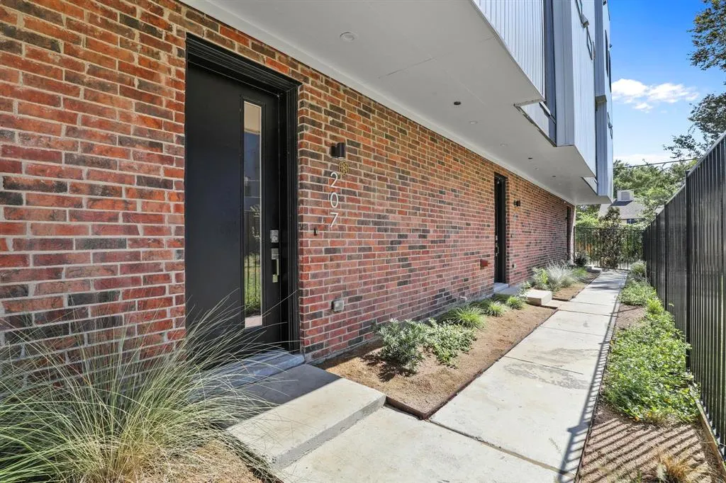 410 W 9th Street, #109