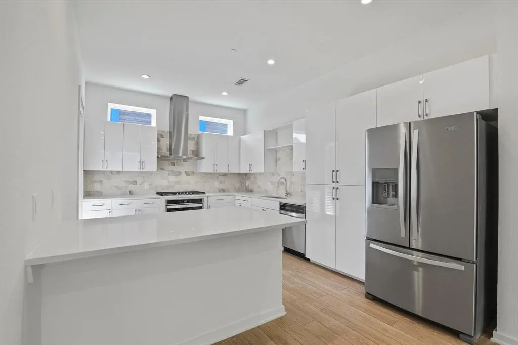 410 W 9th Street, #109