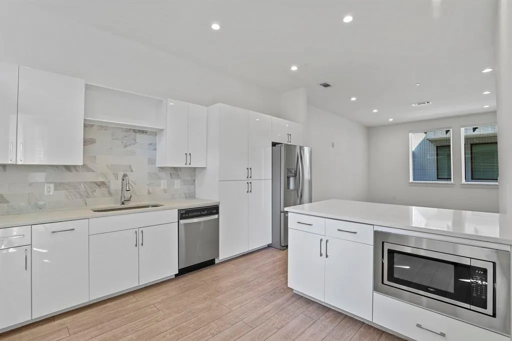 410 W 9th Street, #109