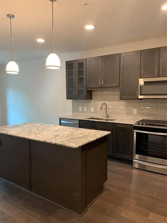 5607 Belmont Avenue, #122
