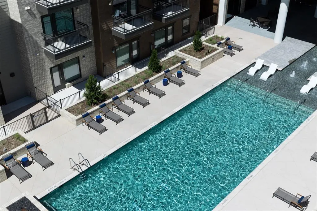 5607 Belmont Avenue, #122
