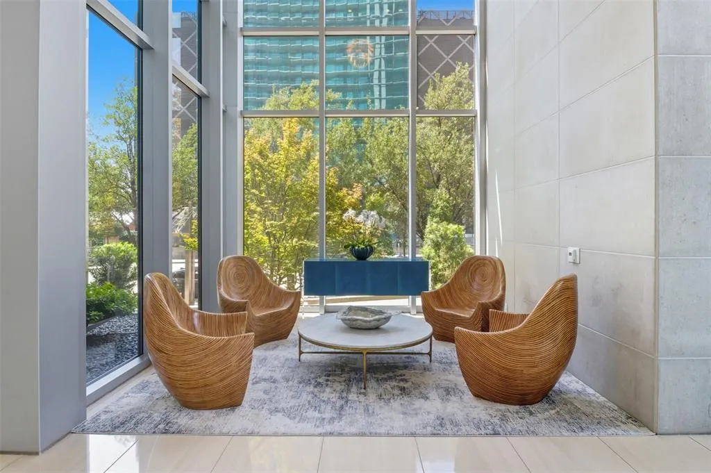 2900 Mckinnon Street, #1906