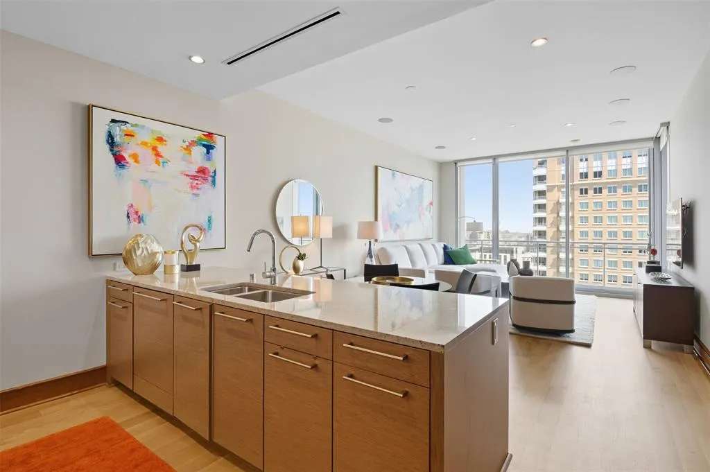 2900 Mckinnon Street, #1906