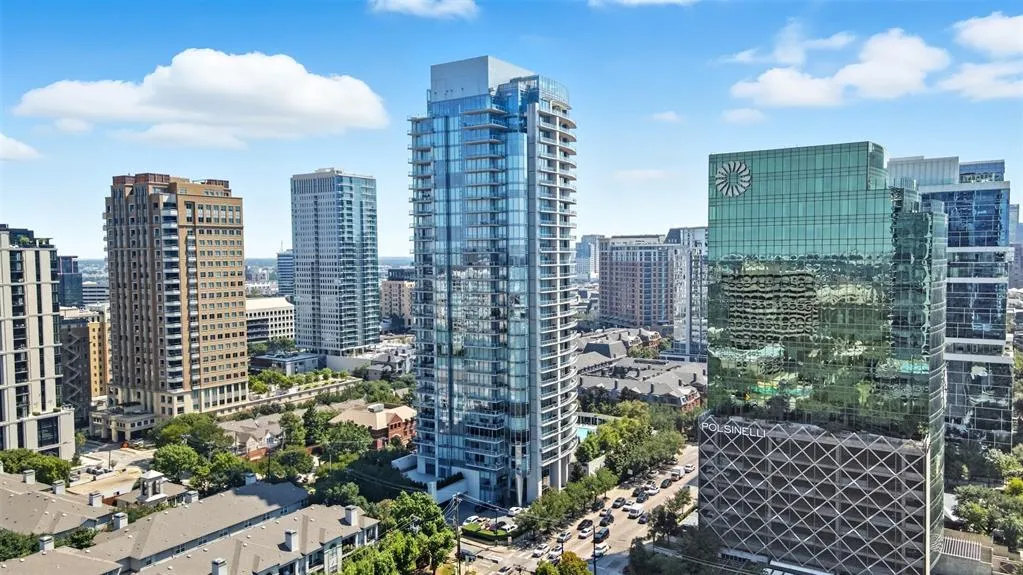 2900 Mckinnon Street, #1906