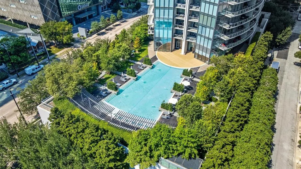 2900 Mckinnon Street, #1906
