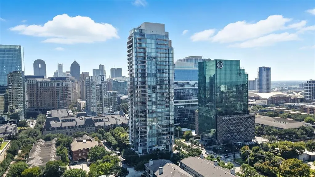 2900 Mckinnon Street, #1906