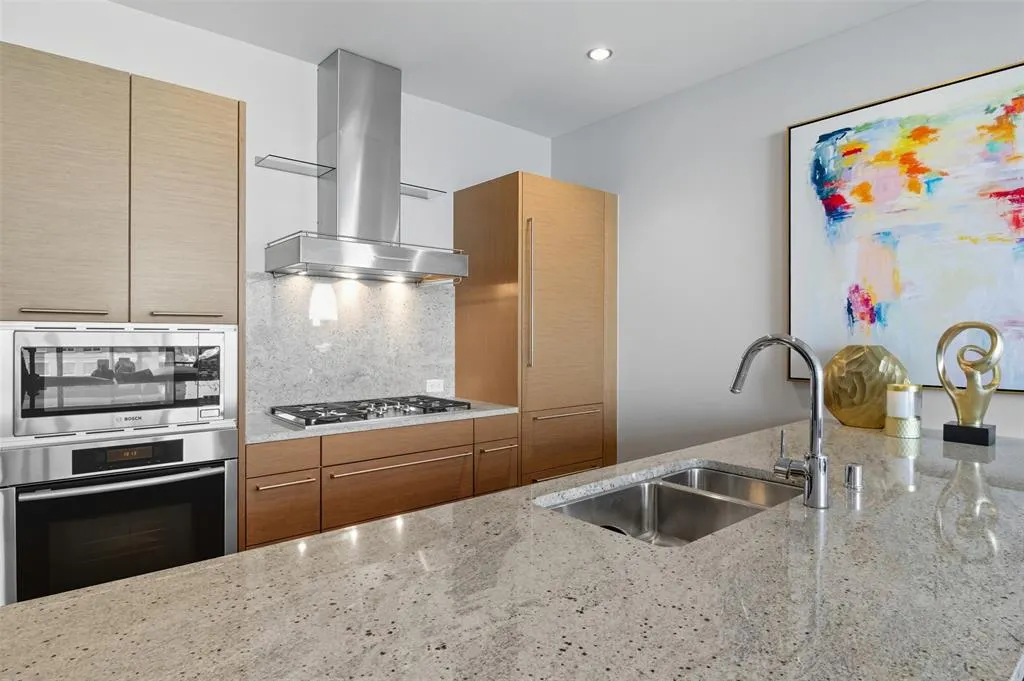 2900 Mckinnon Street, #1906