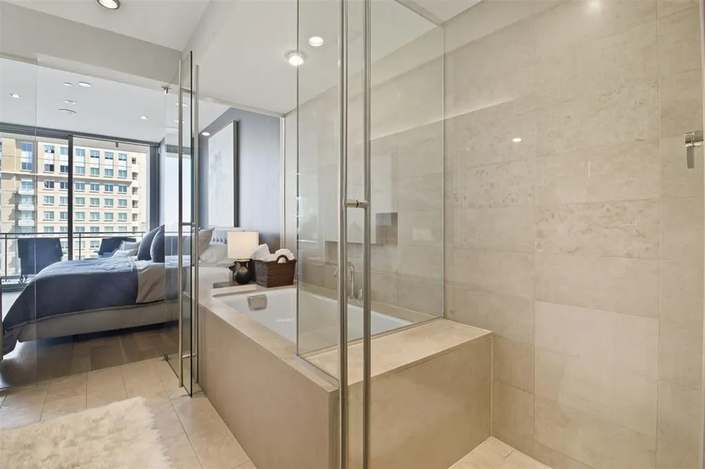 2900 Mckinnon Street, #1906