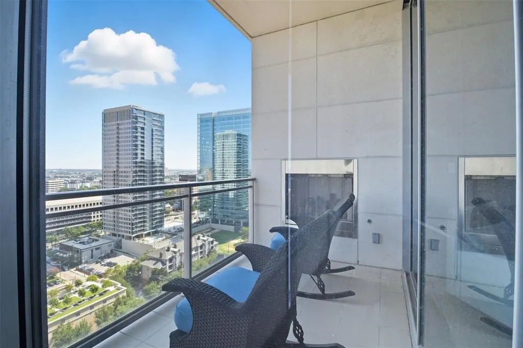 2900 Mckinnon Street, #1906