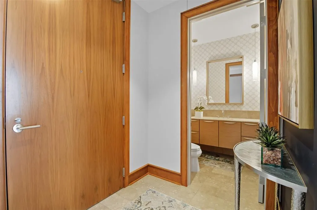 2900 Mckinnon Street, #1906
