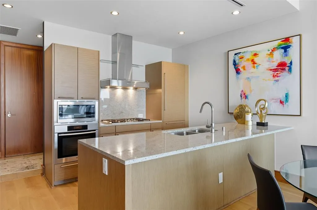 2900 Mckinnon Street, #1906