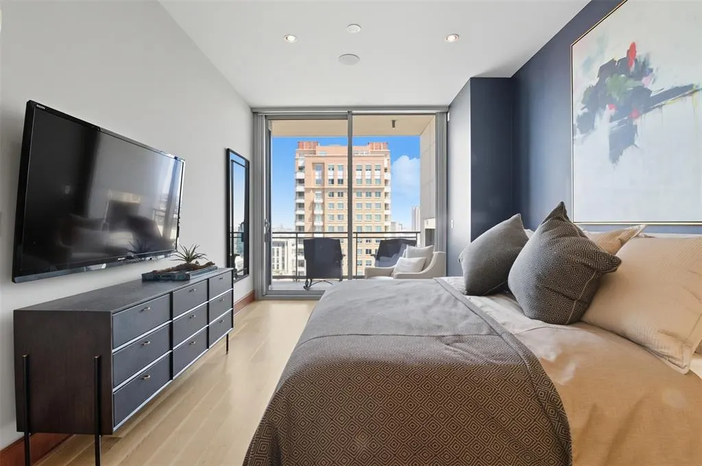 2900 Mckinnon Street, #1906