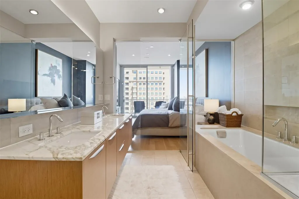2900 Mckinnon Street, #1906
