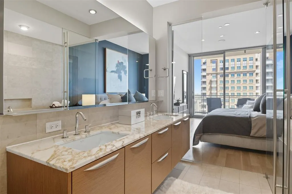 2900 Mckinnon Street, #1906