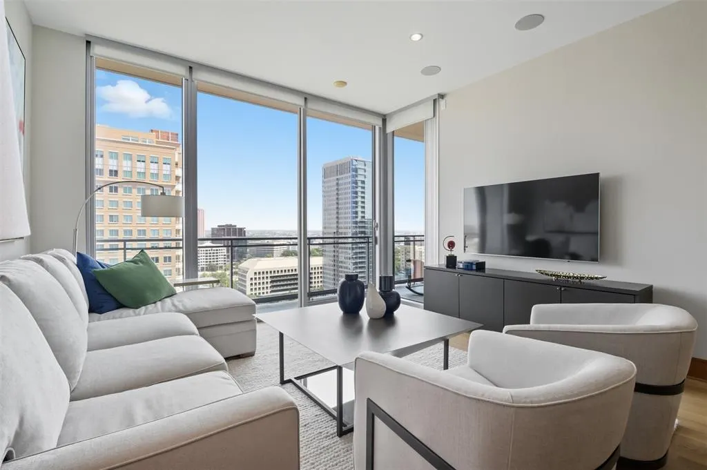 2900 Mckinnon Street, #1906