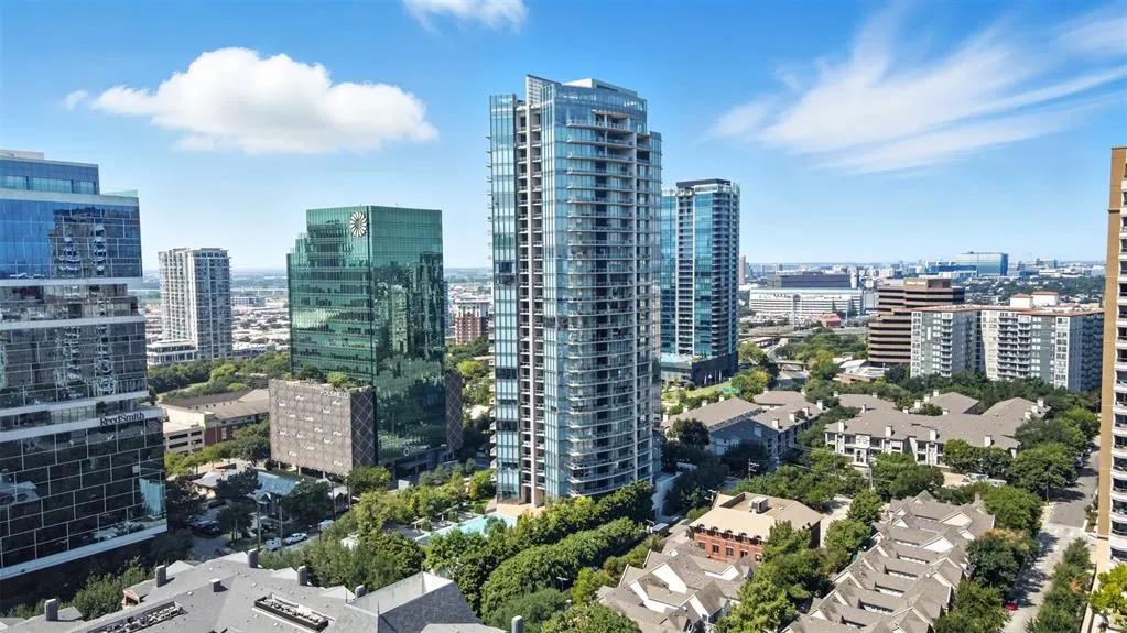 2900 Mckinnon Street, #1906