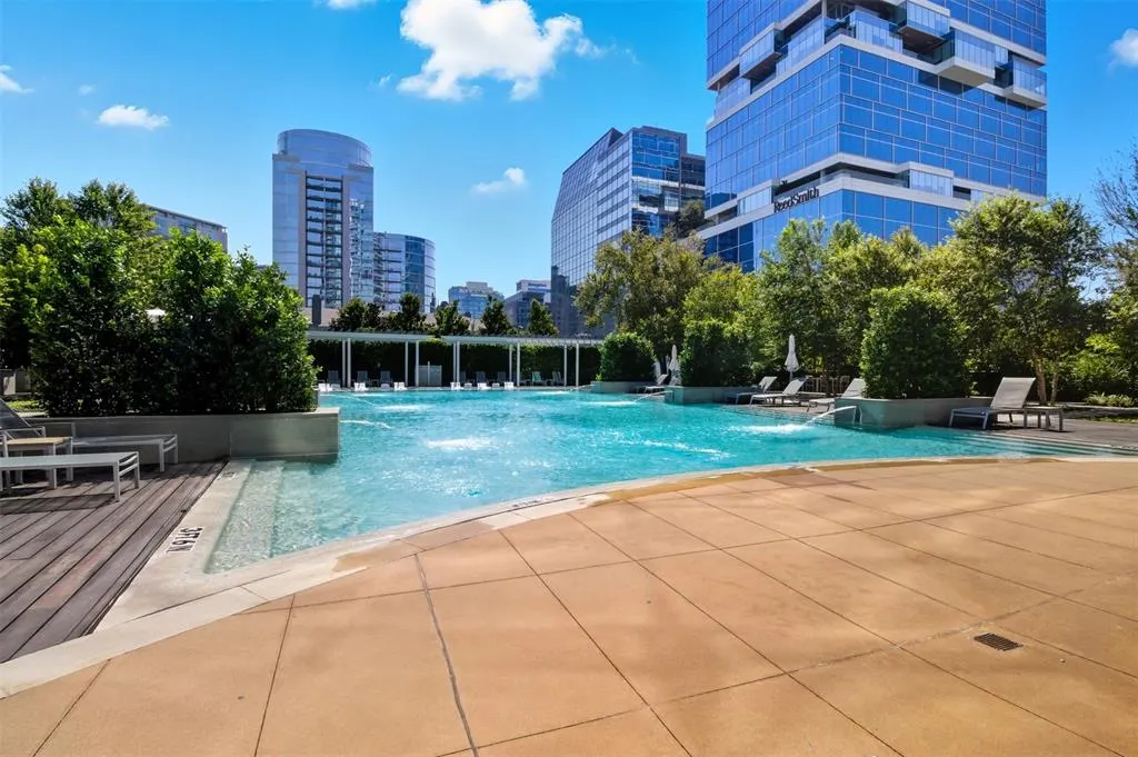 2900 Mckinnon Street, #1906