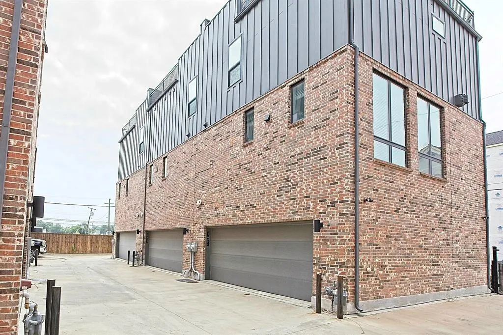 1405 Bronson Court