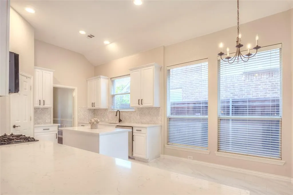 3577 Lincoln Drive