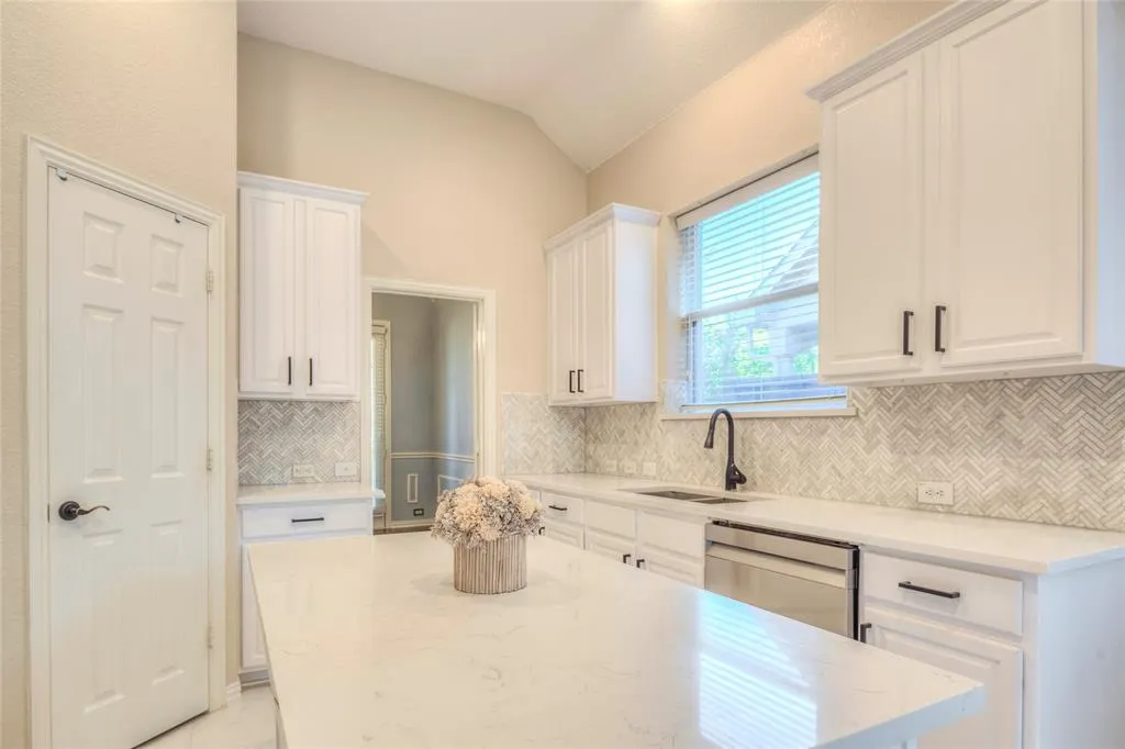 3577 Lincoln Drive
