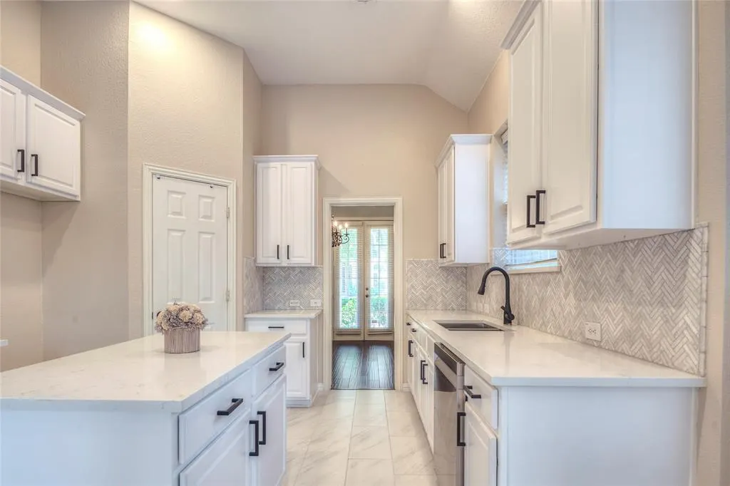 3577 Lincoln Drive