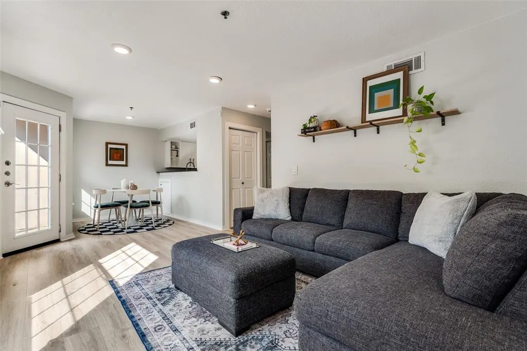 3901 Travis Street, #120